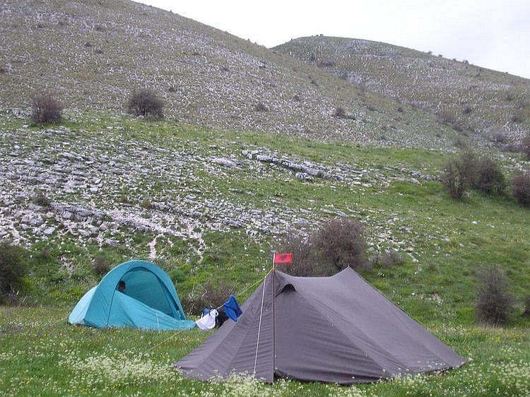 De Albanese vlag wappert fier op campsite 'Kikkerloo'...