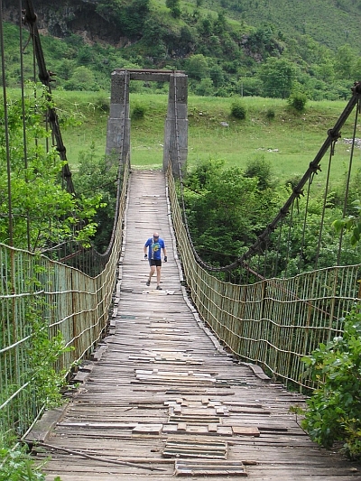 Marc Dirkx test een oude Albanese brug