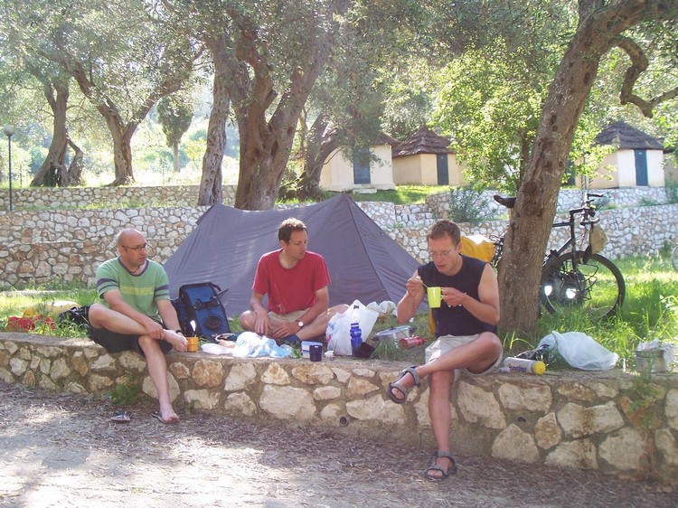 Op de camping van Corfu. Van links naar rechts: Marc, ik en Marco