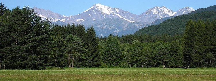 Uitzicht vanaf Santa Maria Maggiore, Italië, naar de Simplonpas en de bergen van Wallis