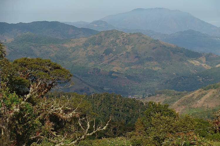 Op de afdaling van de Cerro de la Muerte naar San José