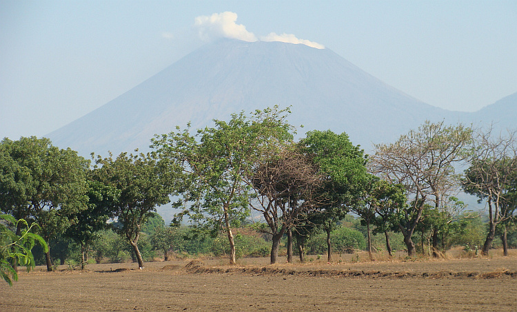 De rokende vulkaan Volcán Viejo