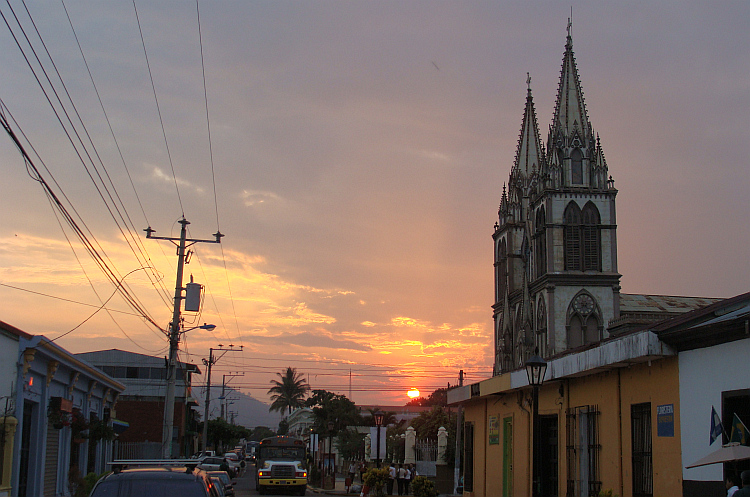 Zonsondergang over Nueva San Salvador