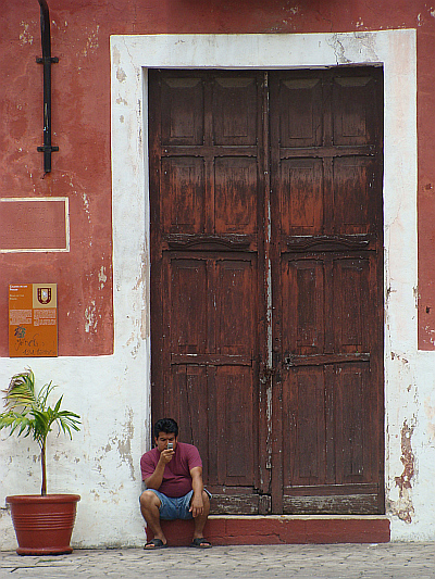 Man met mobieltje in Valladolid