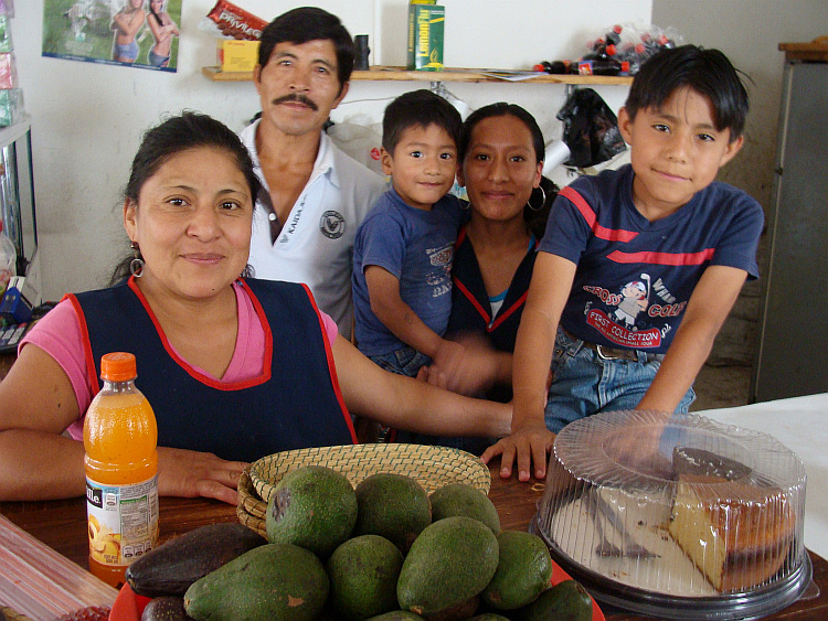 Uitbaters van een restaurant langs de weg van Quito van Otavalo