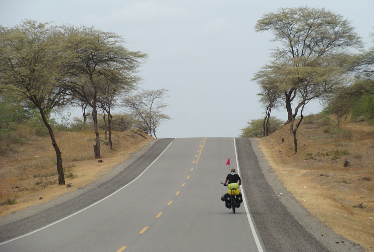 De weg door de Desierto de Sechura naar Olmos