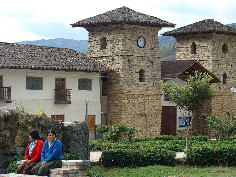 Women on the central square in Leymebamba