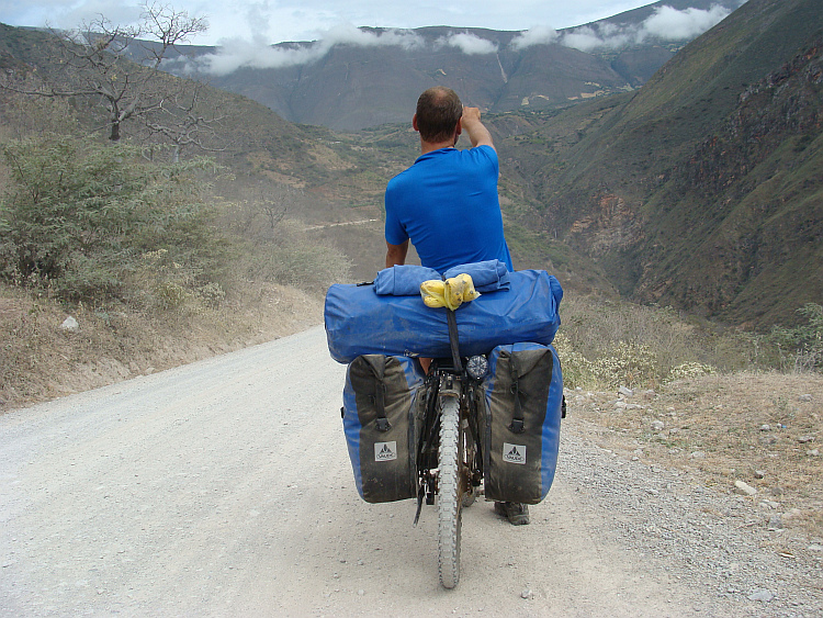 Piet is pointing the way to the pass