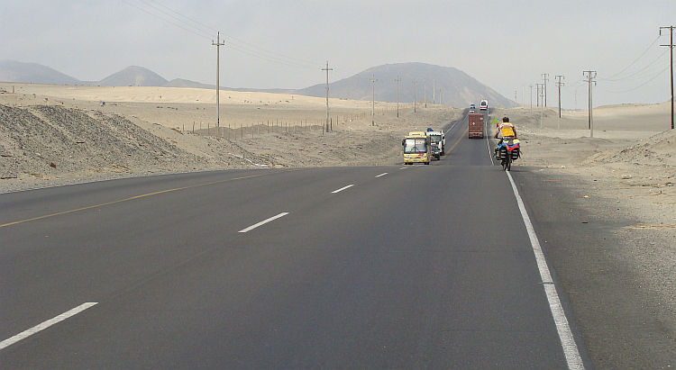 Andrés op de Panamericana tussen Trujillo en Chimbote