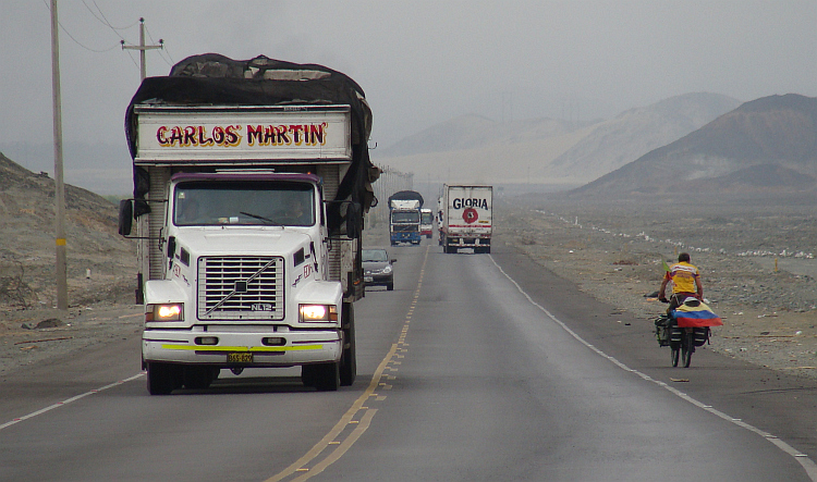 Andrés op de Panamericana tussen Trujillo en Chimbote