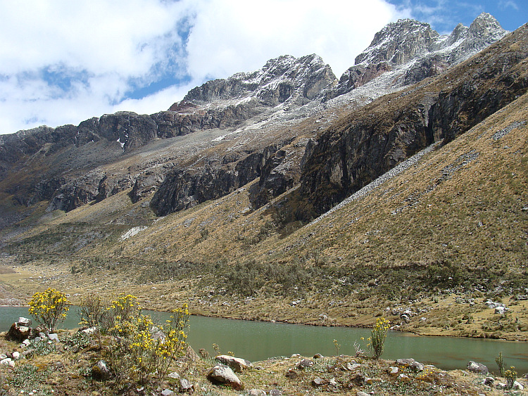 On the descent of the LLanganuco Pass to Yanamá