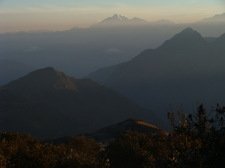 Zonsopkomst in het berglandschap tussen Andahuaylas en Abancay