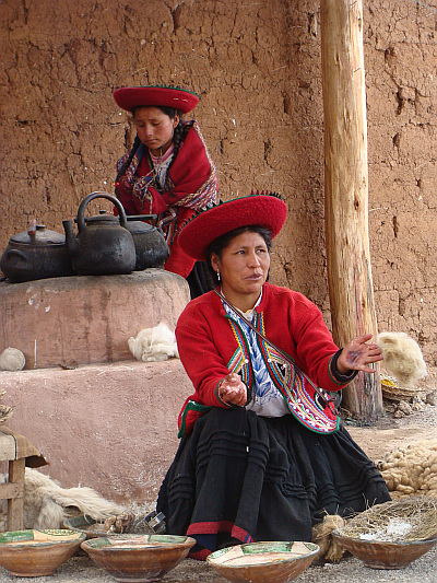 Wool painters in the Valle Sagrado