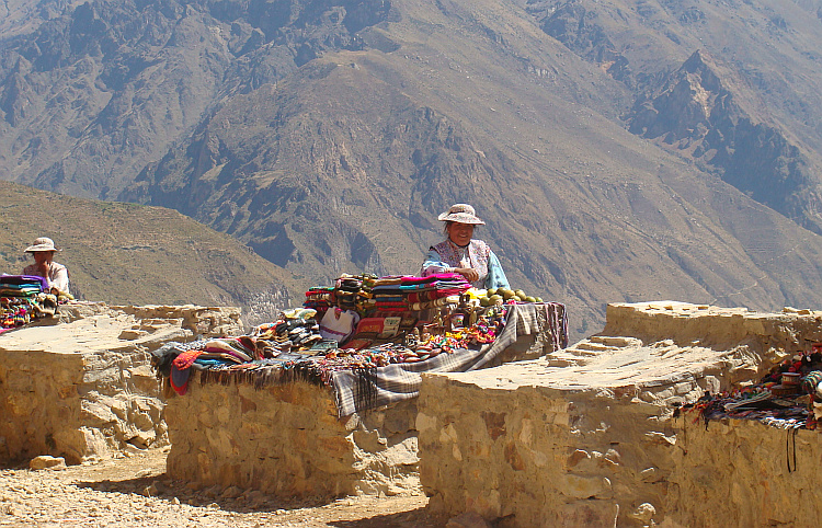 Verkoopsters op uitzichtpunt in de Colca Canyon