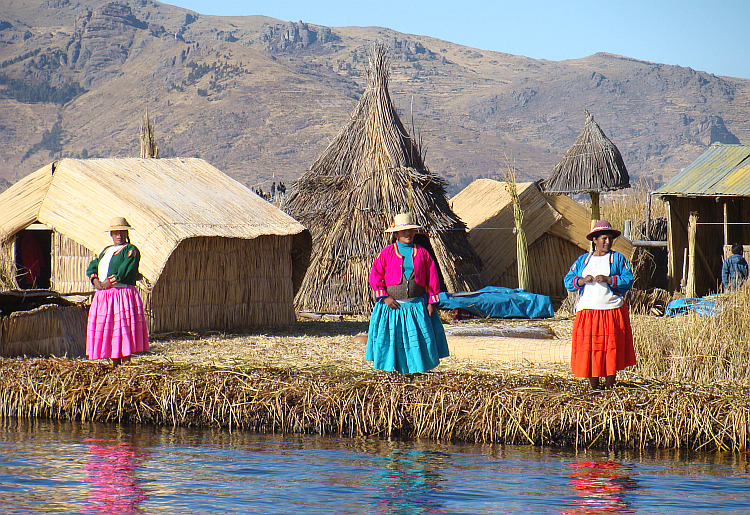 De Uros, de drijvende rieteilanden van het Titicacameer