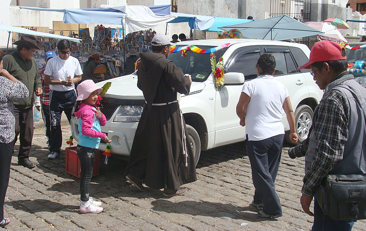 De priester van Copacabana zegent de auto's in