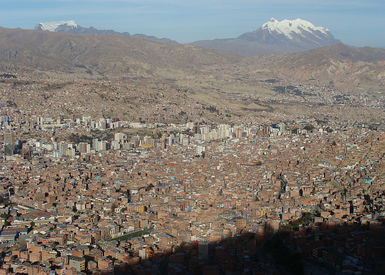 La Paz met de 6.451 meter hoge Illimani