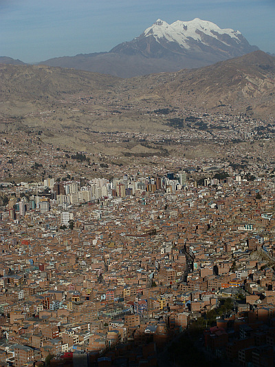 De komvallei van La Paz bezien vanaf de 'snelweg'