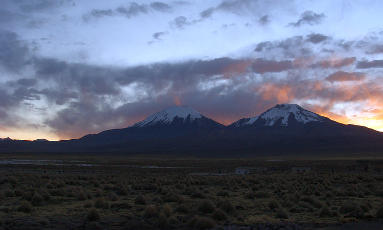 Zonsondergang over de tweelingvulkanen Parinacota en Pomarape