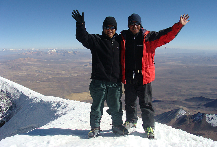 De gids en de leraar op de top van de vulkaan Parinacota