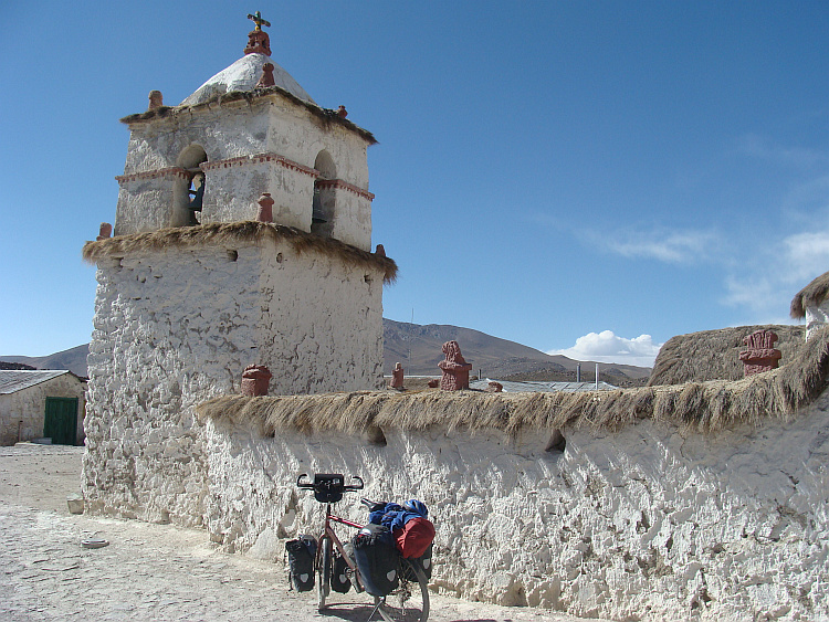 De kerk van Parinacota op de Chileense Altiplano