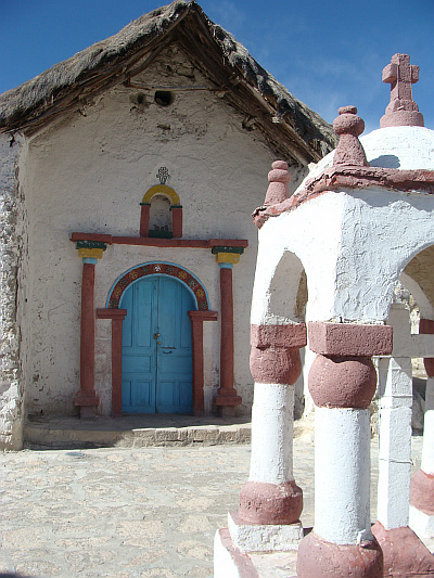 De kerk van Parinacota op de Chileense Altiplano