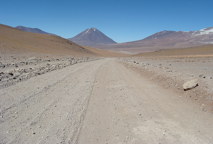 De weg naar de Lagunas Verde en Blanca - op de achtergrond de vulkaan Licancabúr