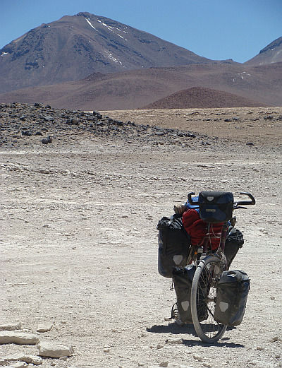 Fiets in het verlaten landschap van Zuidwest Bolivia