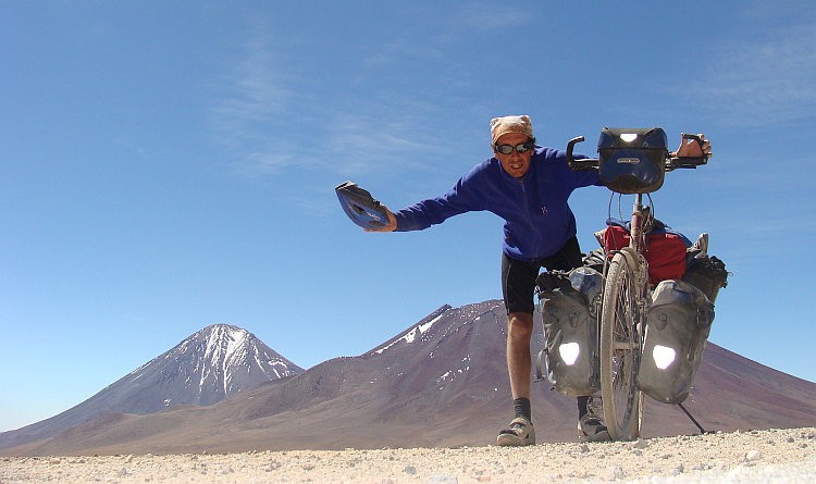 Het asfalt bereikt! Slechts veertig dalende kilometers scheiden me van de bewoonde wereld van San Pedro de Atacama in de Chileense Atacamawoestijn