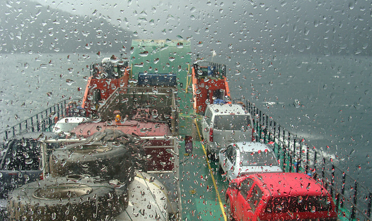 Regenbui over het Lago Pirihueico