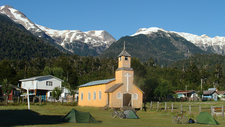 Camping on the village square of Villa Amengual