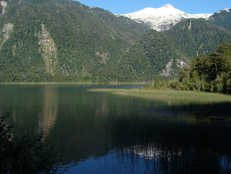 Meer tussen Villa Amengual en Villa Mañihuales