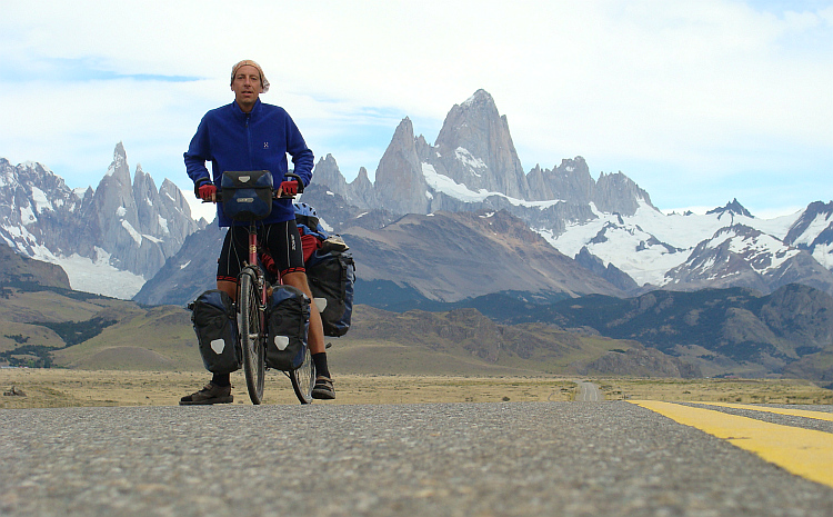 De Eenzame Fietser met op de achtergrond de Fitz Roy