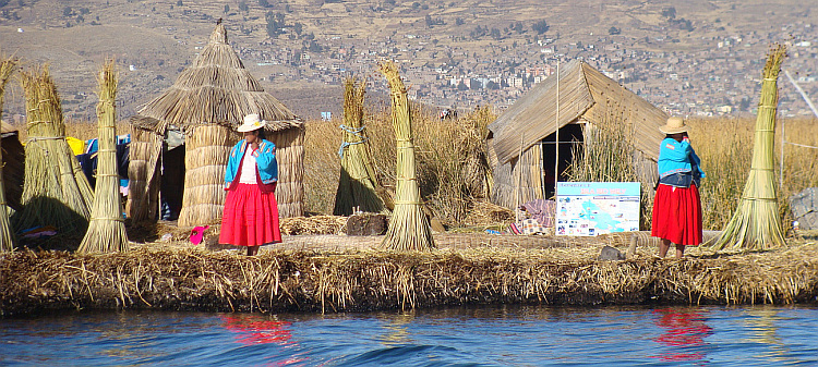 De Uros, de drijvende rieteilanden van het Titicacameer