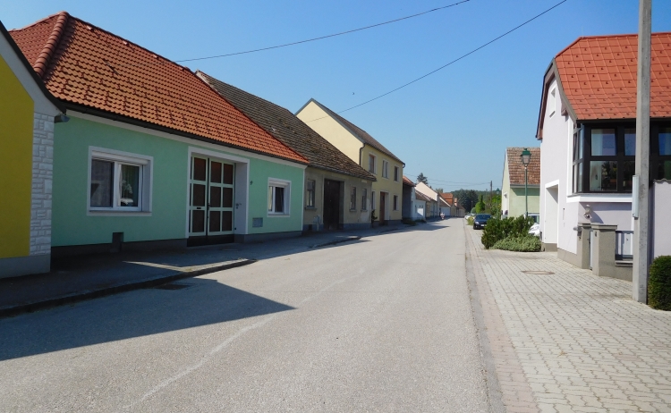 Sleepy village on the banks of the Danube