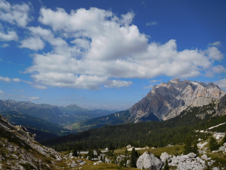 Op de afdaling van de Passo di Valparola