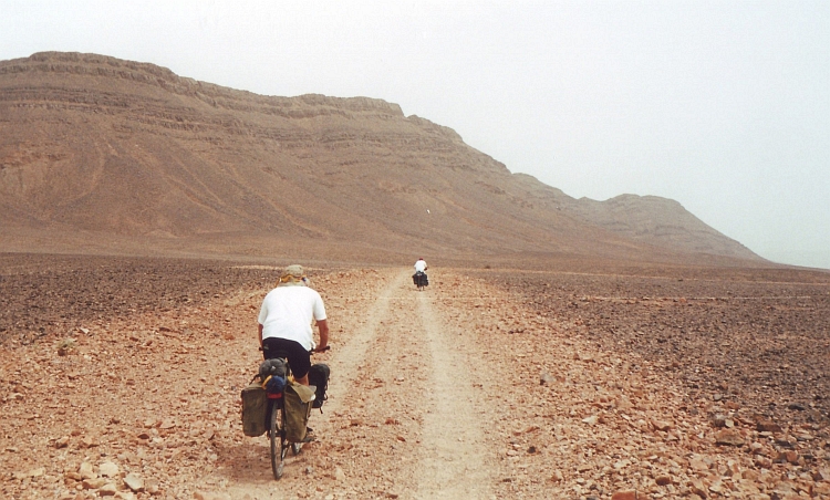 Marco en Willem op de weg van Zagora naar Tazzarine