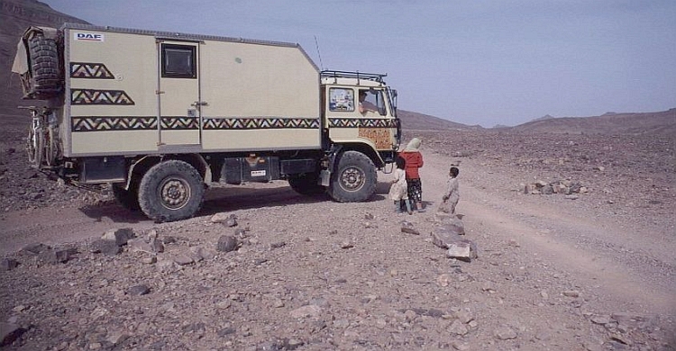 Ontmoeting met een convooi op de weg van Zagora naar Tazzarine