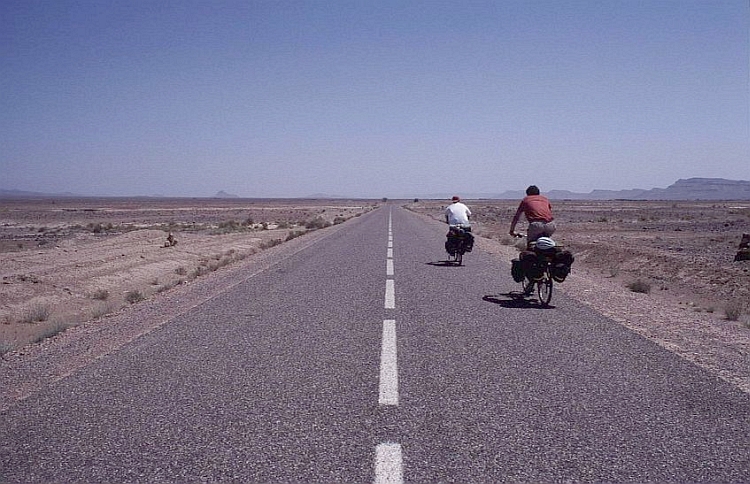 Wide open spaces, road to Alnif