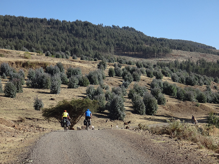 Willem (yellow) and Marc (blue) on the way to Muke Turi