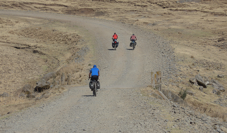 Marc (blauw), Marco (bruin) en ik (rood) op weg naar Muke Turi. Foto van Willem Hoffmans