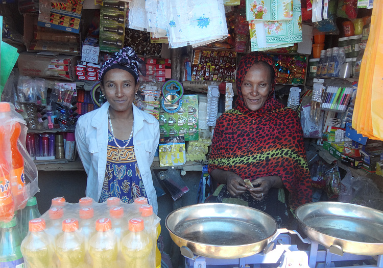 Verkoopsters van een winkeltje in Alem Ketema