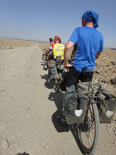 Marc, Willen en Marco op de weg naar Were Ilu