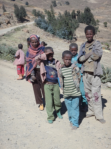 Children on the road to Dessie