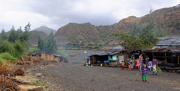 Settlement in the third canyon with on the right hand the hut where we stay