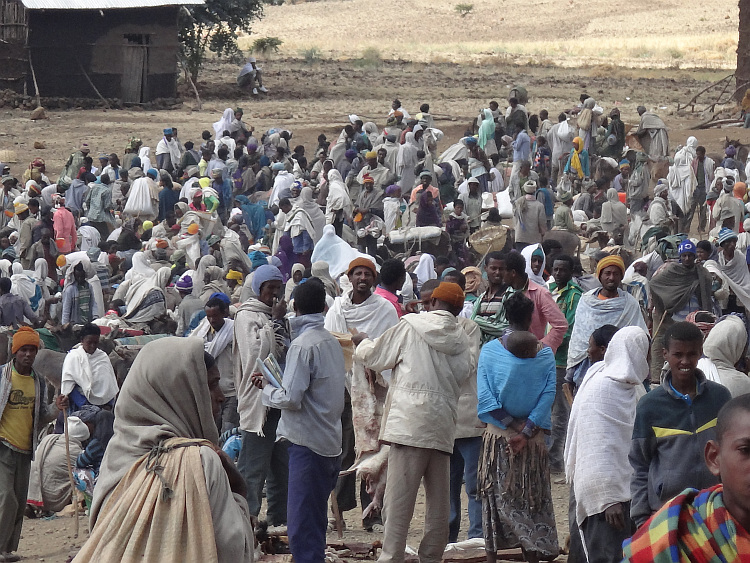 Market on the rim of the plateau