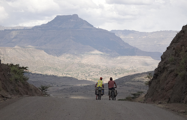 Willem (links) en Marco (rechts) op de weg naar Lalibela