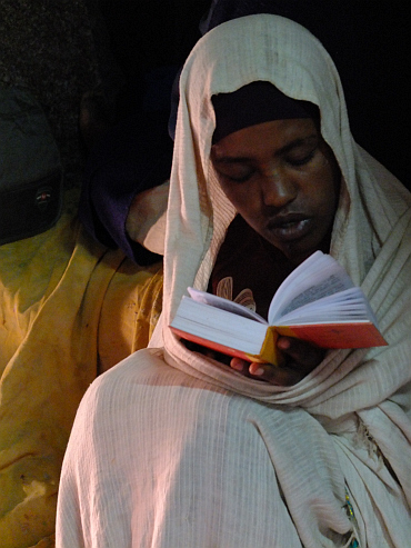 Jongen met bijbel in Lalibela