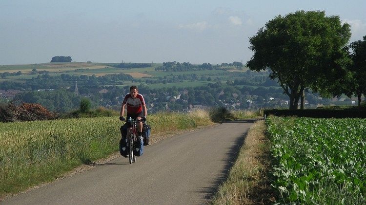 De auteur in actie in de heuvels van Zuid Limburg. Foto van Willem Hoffmans