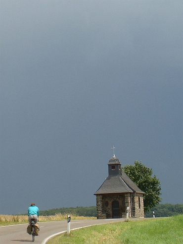 Marco Duiker en een grote zwarte wolk in de Eifel, Duitsland